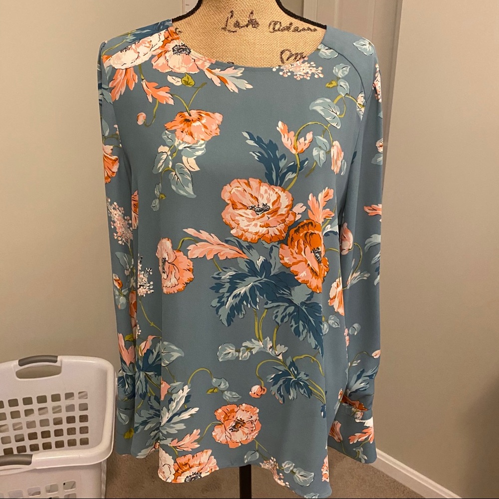 🚨Donating 8/30, if not sold🚨Ann Taylor Blouse